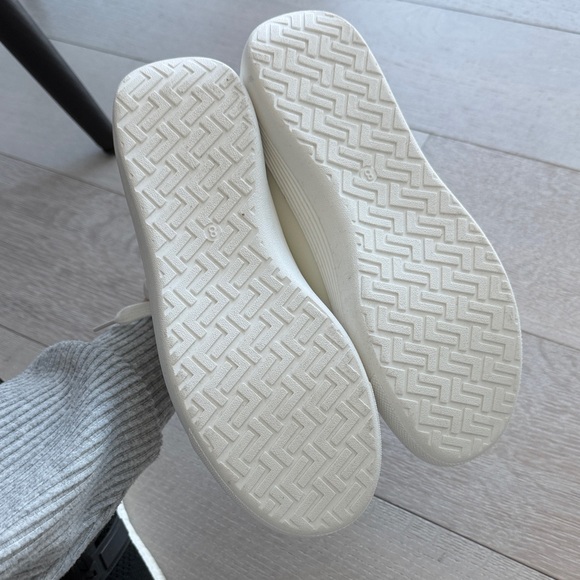 Vepose Women's Classic White Sneakers - Picture 3 of 8